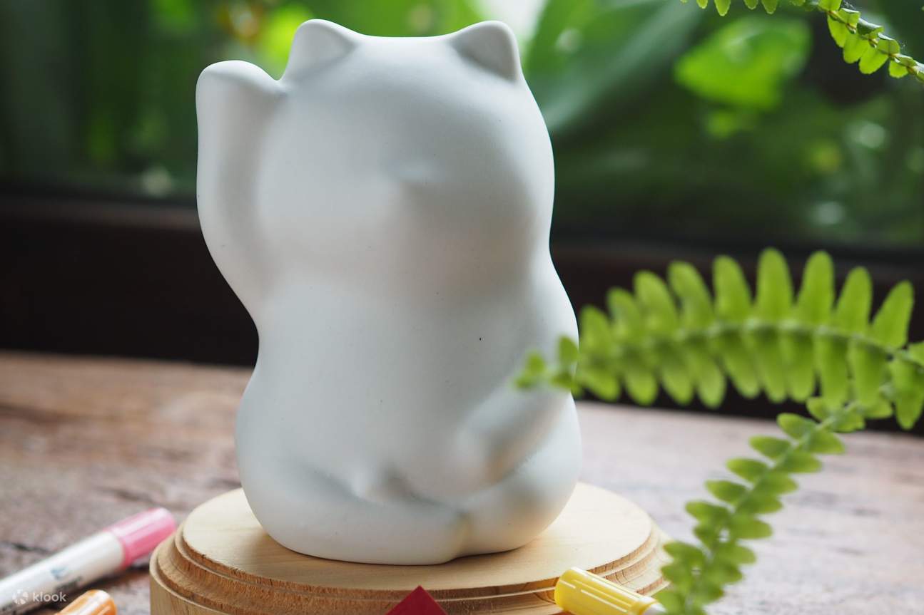 Esperienza artigianale di ceramica creativa per la prosperità: Gatto dorato e Taiwanese God of Wealth dipinti a mano